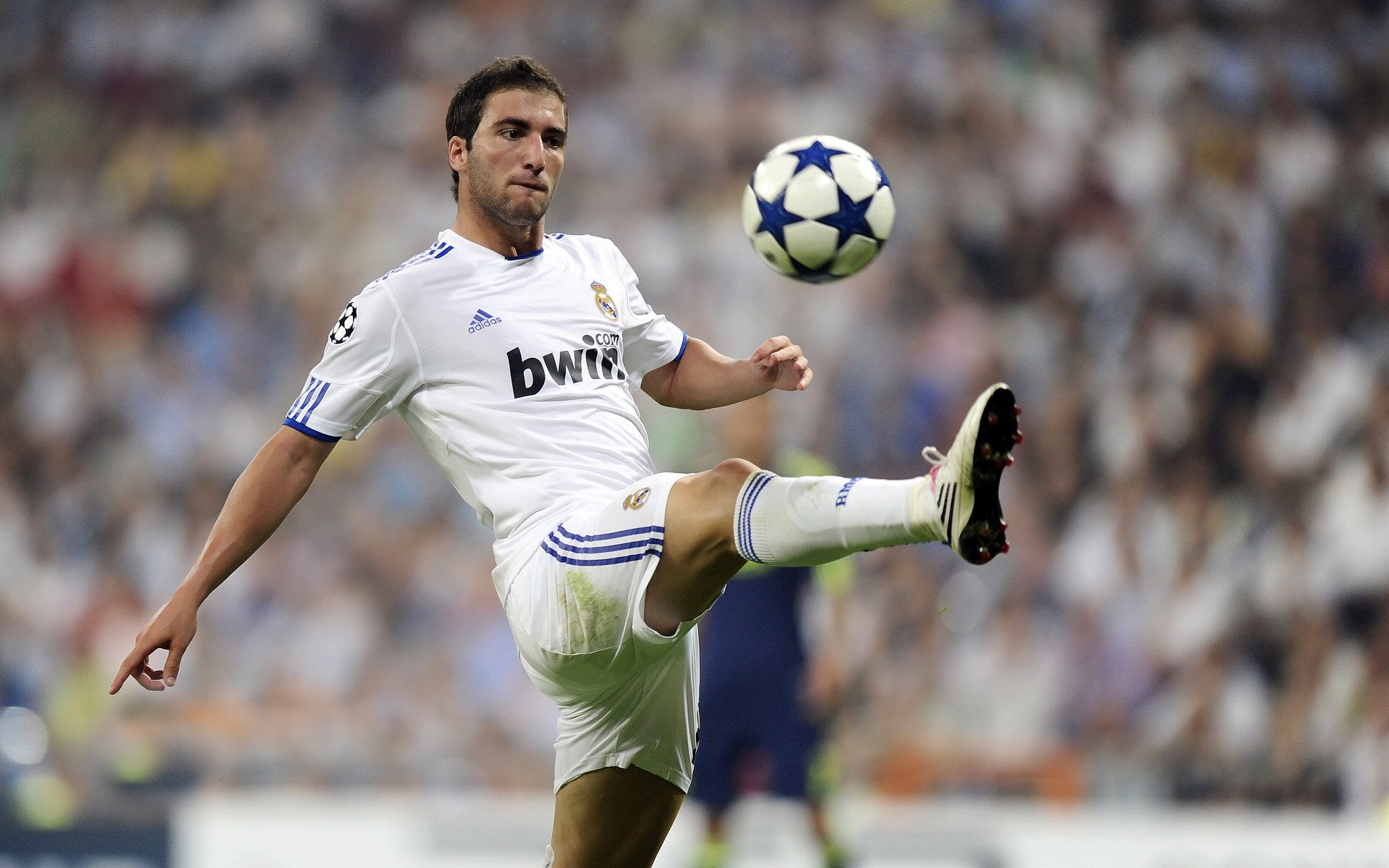 伯恩利反击锐利,克拉文公园再现辉煌,克拉文庄园